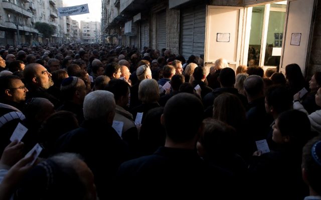 الإسرائيليون يتوجهون لصناديق الاقتراع في انتخابات تاريخية للكنيست