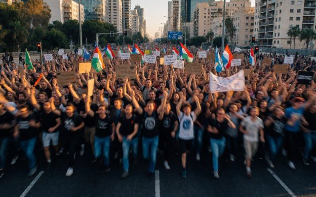 آلاف المتظاهرين في تل أبيب يطالبون بمحاسبة حكومة نتنياهو