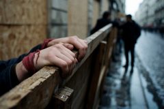 ماكرون يعد بإجراءات قوية لمواجهة الاضطرابات في مارسيليا والمدن الفرنسية